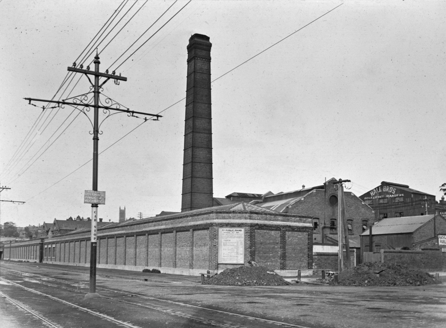 Looking south along Victoria Street West, showing the Auckland City Council depot, showing the destructor chimney,1921. Sir George Grey Special Collections, Auckland Libraries.